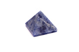 Pyramide L Pedra & Crystal sodalite sur bureau, touche naturelle et chic.