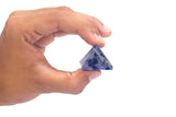 Détail poli pyramide sodalite L Pedra & Crystal, surface brillante.