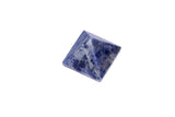 Pyramide sodalite L Pedra & Crystal dans espace méditation, ambiance calme.