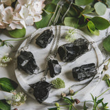 Luckeeper Tourmaline Noire brute — nettoyage par eau courante pour purification