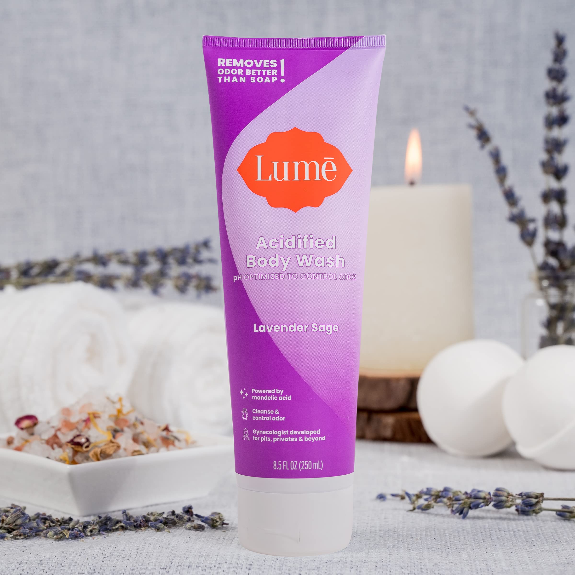 Application du gel douche sur la peau, sensation fraîche après rinçage.