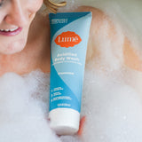 Gel douche acidifié Lume – texture crème, mousse généreuse et agréable.