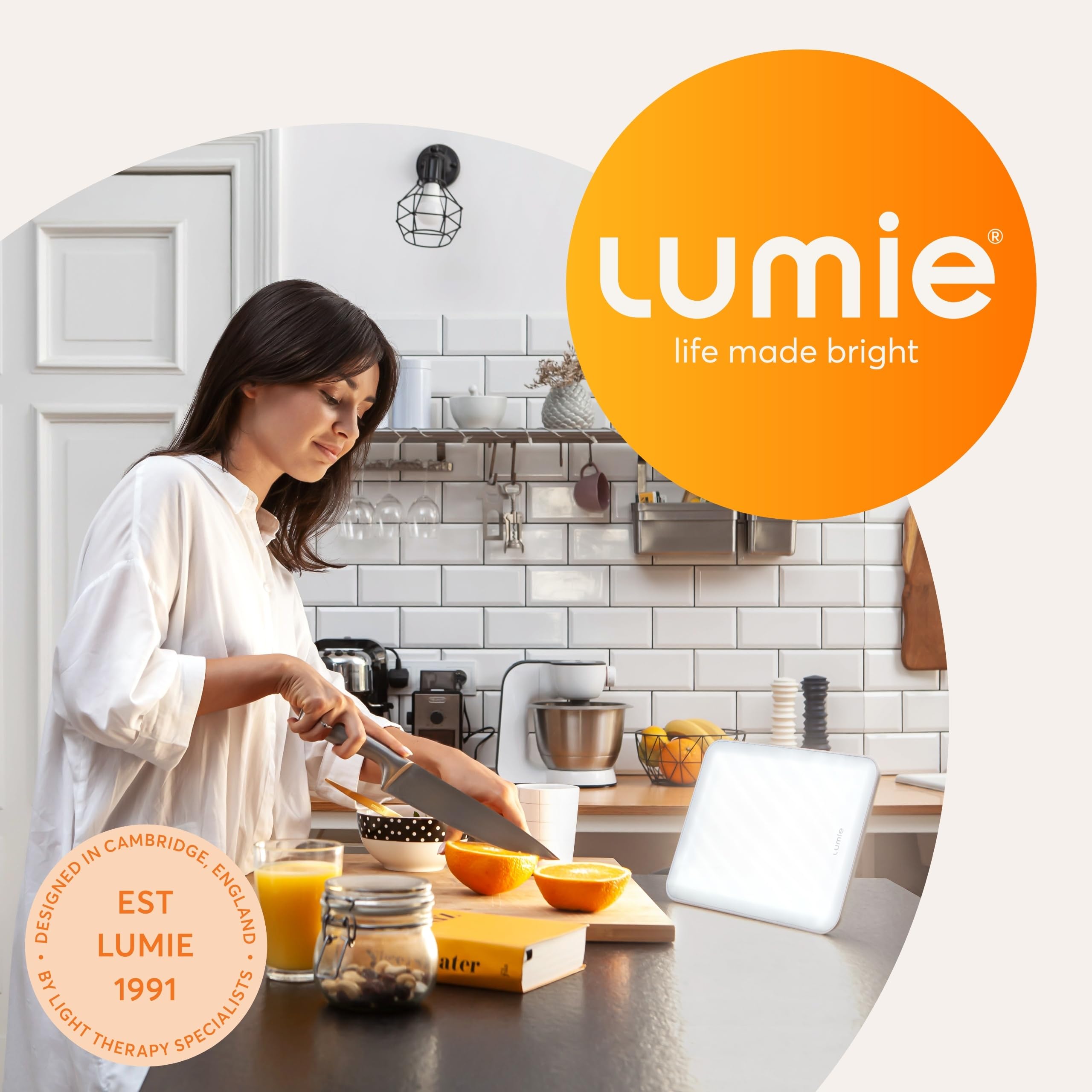Lumie Vitamin L, design fin et élégant pour bureau moderne.