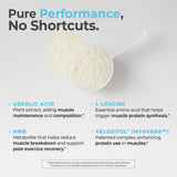 Poudre Lumo Nutrition ursolique-acide, HMB et leucine moment de mélange prêt.