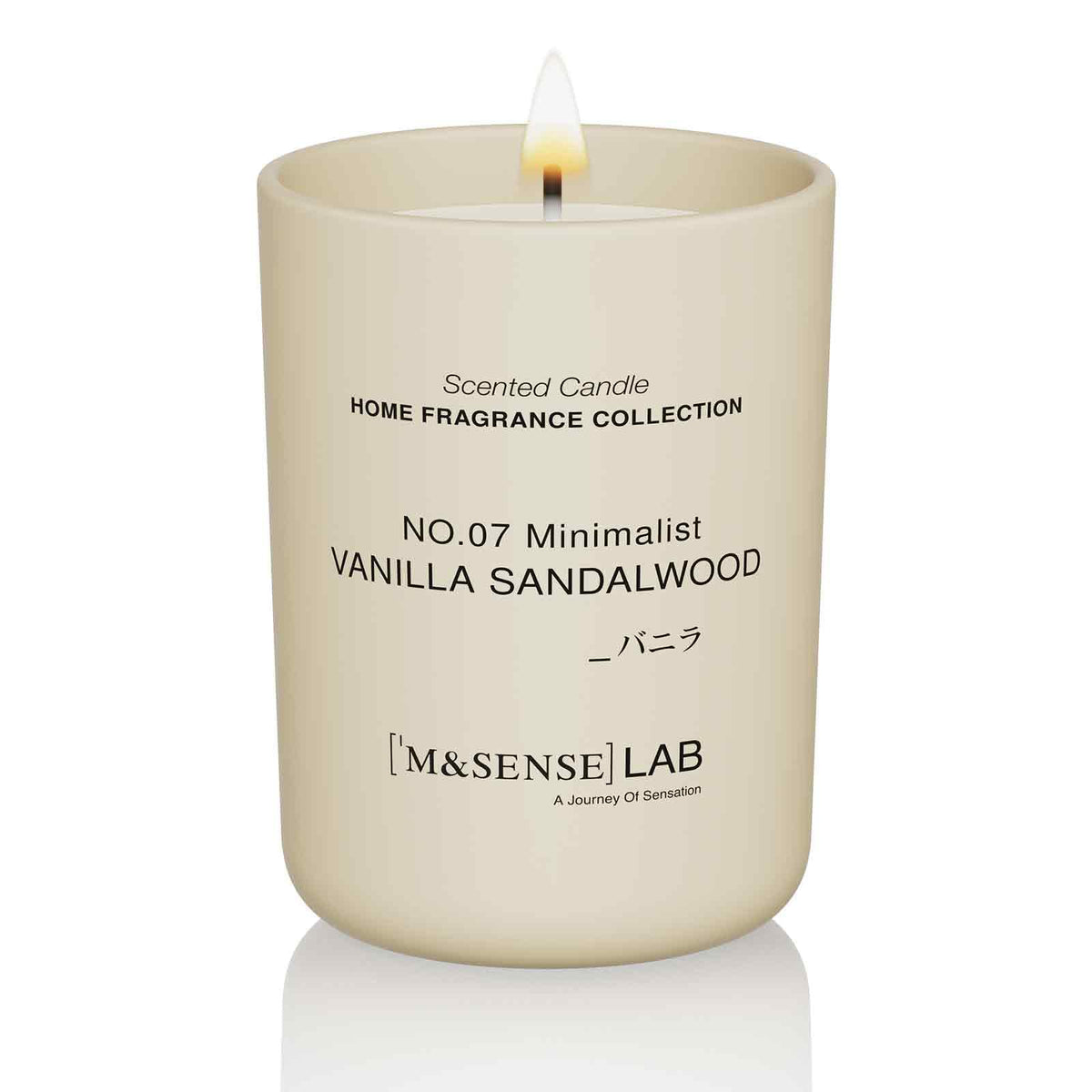 M&SENSE Bougie au soja Vanille Santal dans un verre minimaliste, ambiance chaleureuse.
