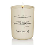 M&SENSE Bougie au soja Vanille Santal dans un verre minimaliste, ambiance chaleureuse.