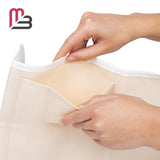 Compresse coton bio ajustable M3 Naturals prête à l’application sur la peau.