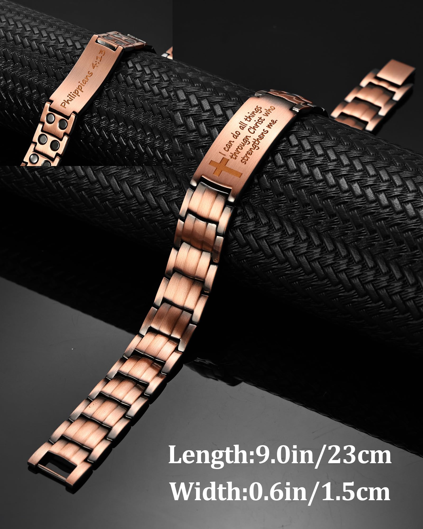 Détails croix MagEnergy: bracelet cuivre, esthétique masculine et finitions soignées.