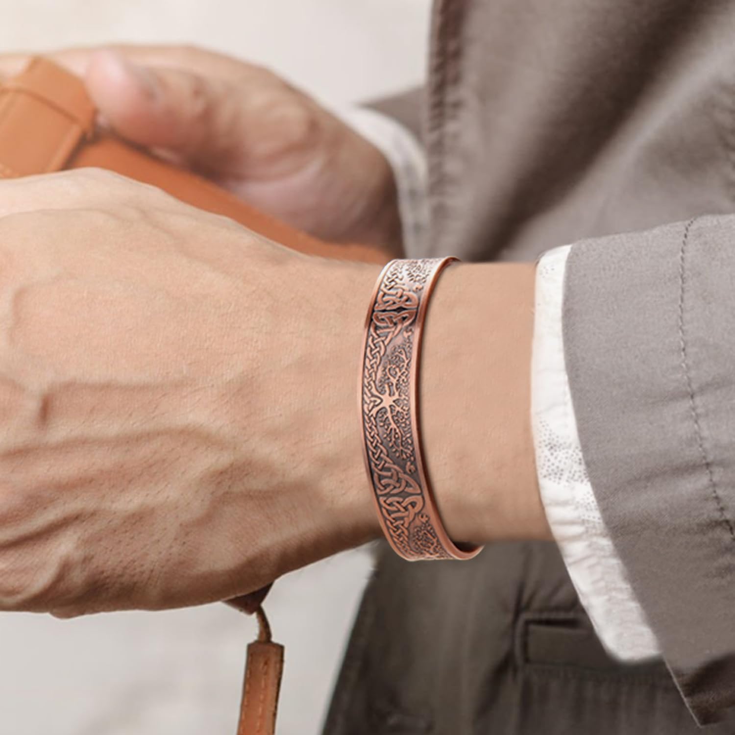 Coffret cadeau MagEnergy avec bracelet magnétique en cuivre prêt à offrir.