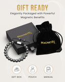 Porté sur le poignet, le bracelet MagnetRX complète un look moderne.