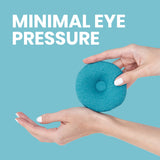 Idéal en voyage, masque Manta Sleep léger et compact pour dormir en déplacement.
