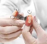 Matériau gencives-dentier-factice: réparation rapide d'un dentier temporaire.