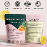 MATOP Premium prise quotidienne main tenant deux bonbons gélifiés dans la routine.