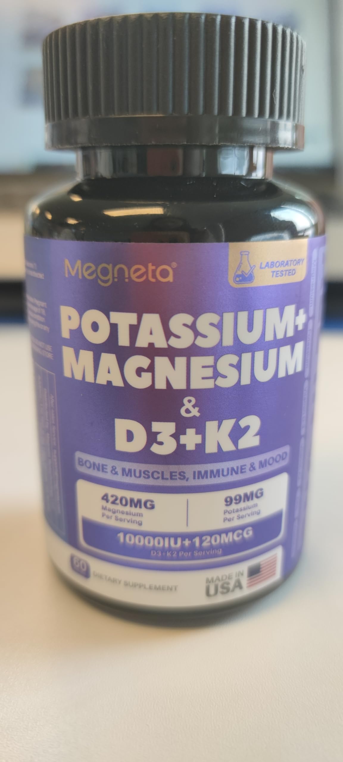 Zoom sur l’étiquette Megneta D3 K2 MK7, informations claires.