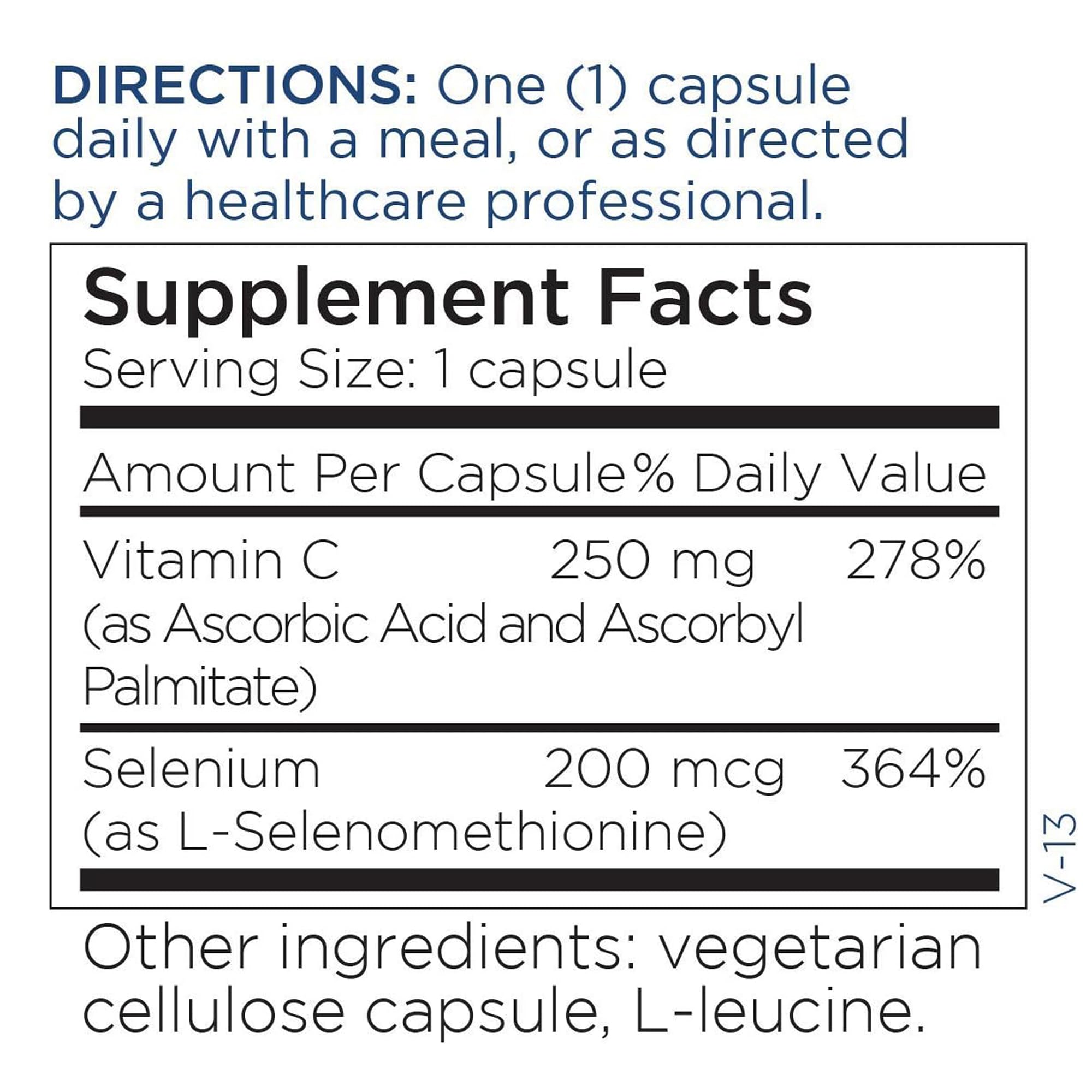 Personne utilisant les gélules Metabolic Maintenance Selenium dans sa routine quotidienne.