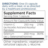 Personne utilisant les gélules Metabolic Maintenance Selenium dans sa routine quotidienne.