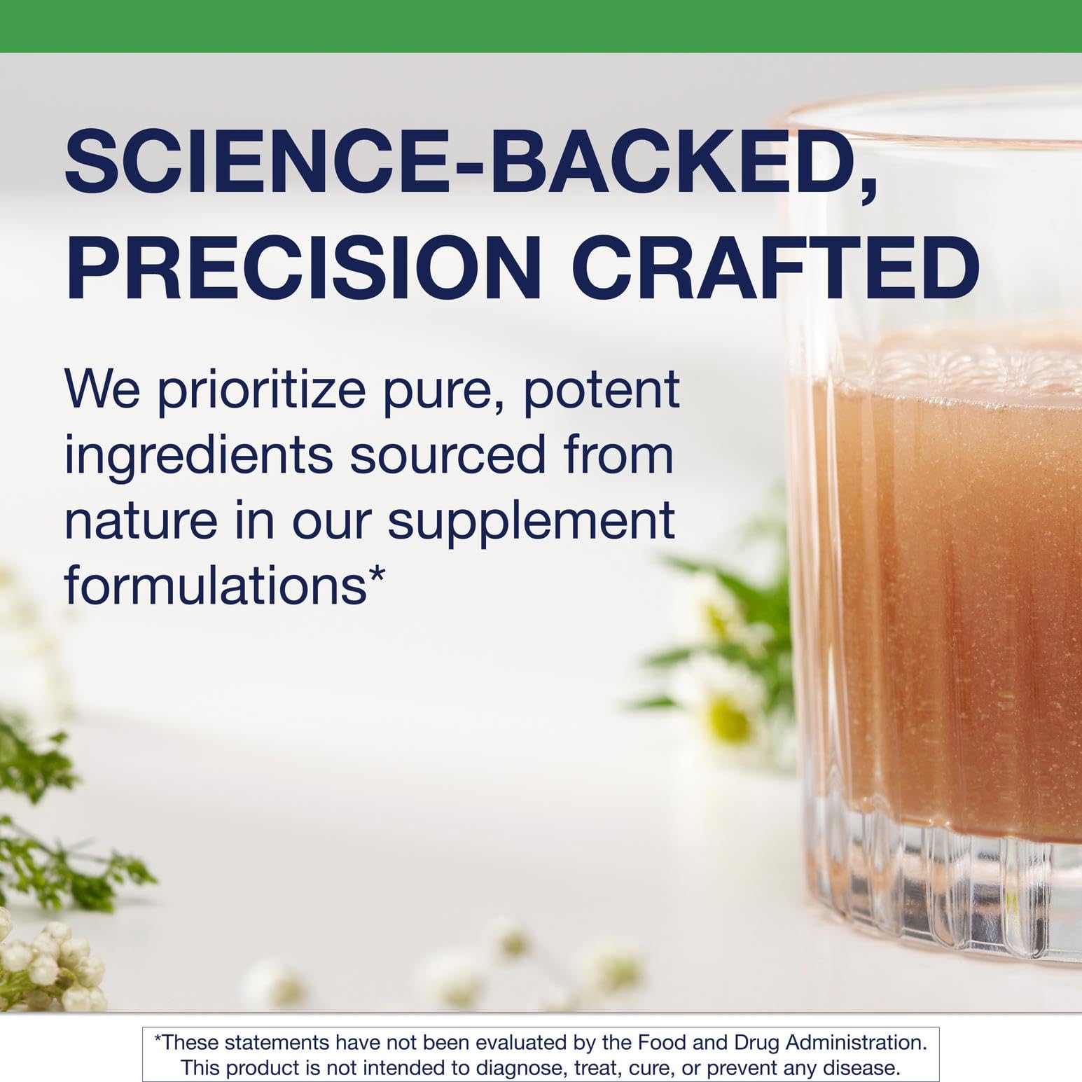 Versement de poudre Metagenics G.I. Support dans un verre.