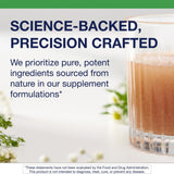 Versement de poudre Metagenics G.I. Support dans un verre.