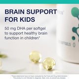 Enfant prenant MetaKids DHA facilement avec de l'eau