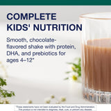 Enfant dégustant MetaKids au petit-déjeuner, routine nutritive facile.