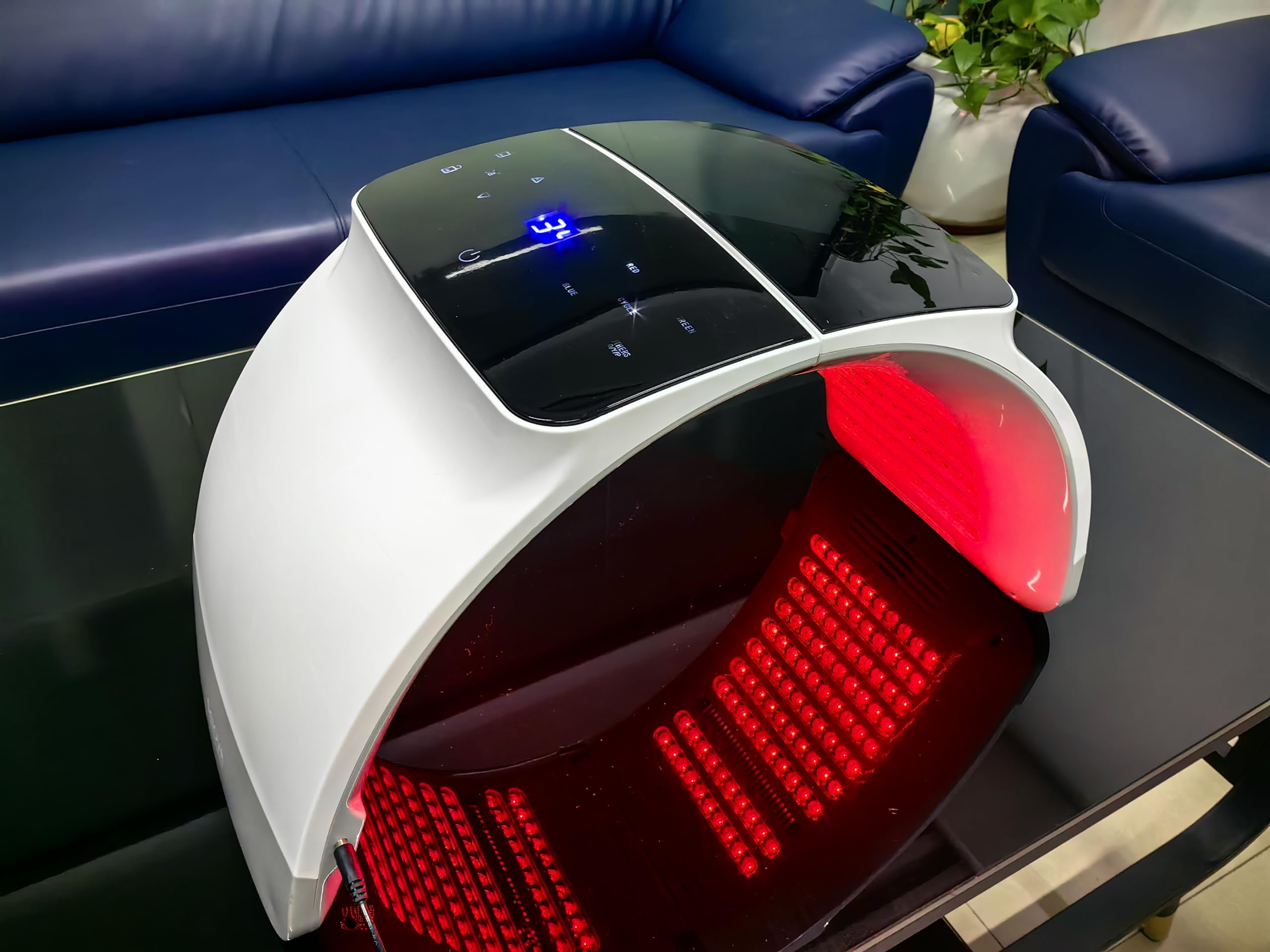 Mhpoycd masque lumière violet stimule une énergie lumineuse douce.
