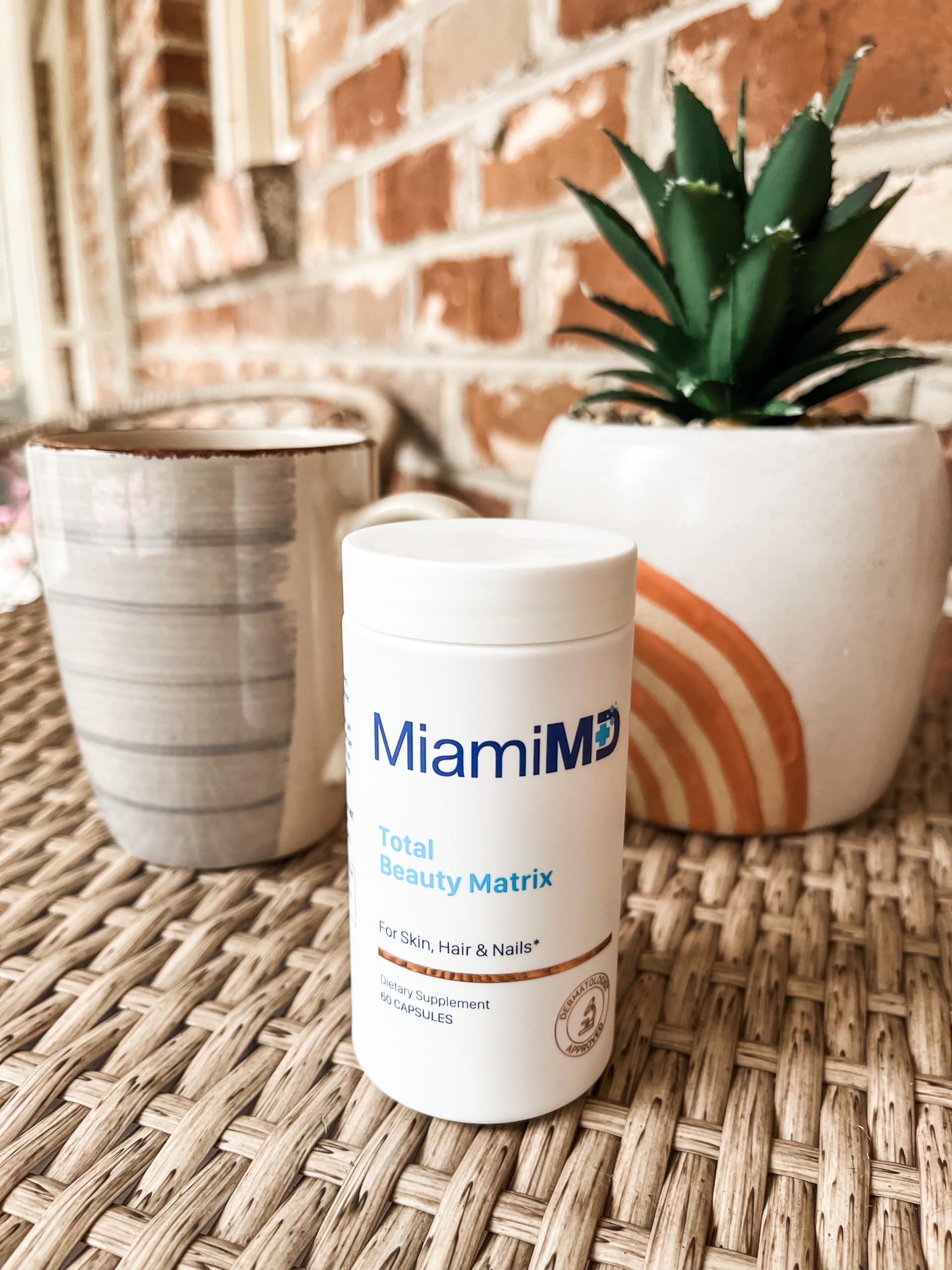 Cheveux plus brillants grâce aux gélules collagène et vitamine C de MiamiMD.