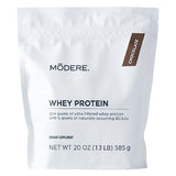 Modere Pure Chocolate Whey, poudre chocolatée dans emballage 585 g, pratique à mesurer.