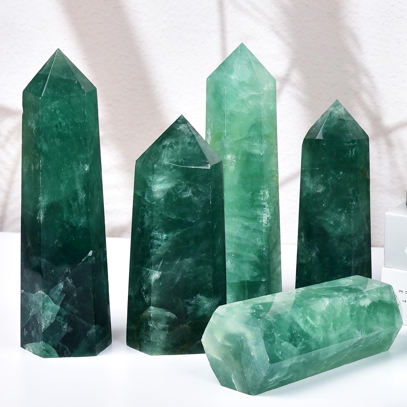 MOGEMT fluorite vert obélisque pour ambiance zen et centrage pendant la méditation.