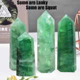 MOGEMT fluorite vert obélisque utilisé avec Reiki et chakra pour harmonie énergétique.