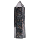 Gros plan sur Astrophyllite Quartz montrant les reflets multicolores