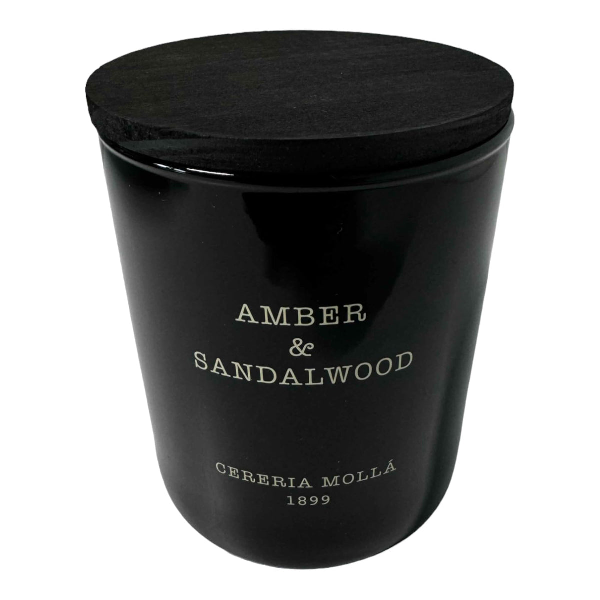 Bougie Molla 1899 ambre-santal, flamme chaleureuse pour ambiance réconfortante.