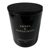 Bougie Molla 1899 ambre-santal, flamme chaleureuse pour ambiance réconfortante.