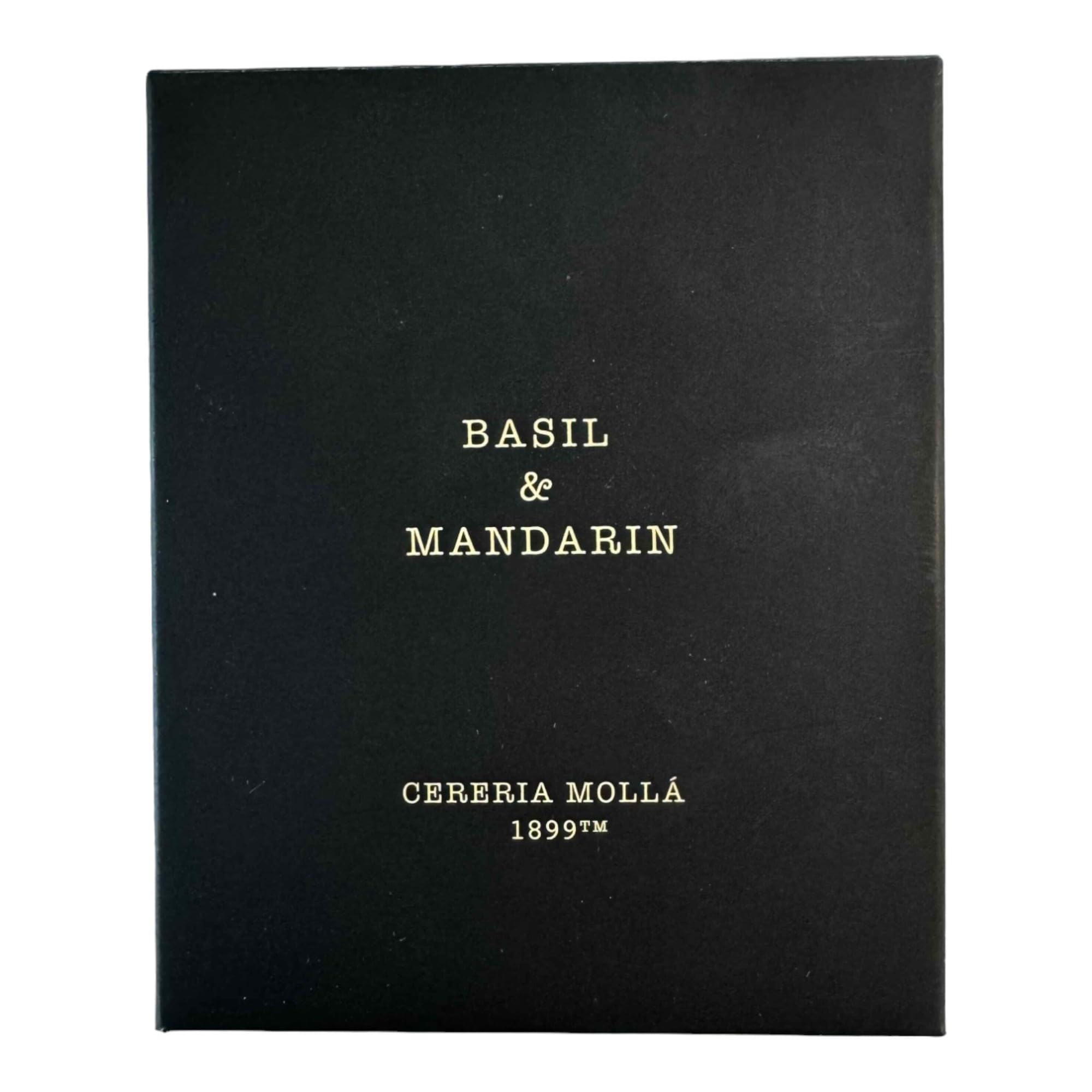 Molla 1899: bougie basilic et mandarine sur table, ambiance lumineuse et décor élégant.