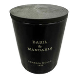 Molla 1899: bougie basilic et mandarine, parfum captivant pour une ambiance printanière.