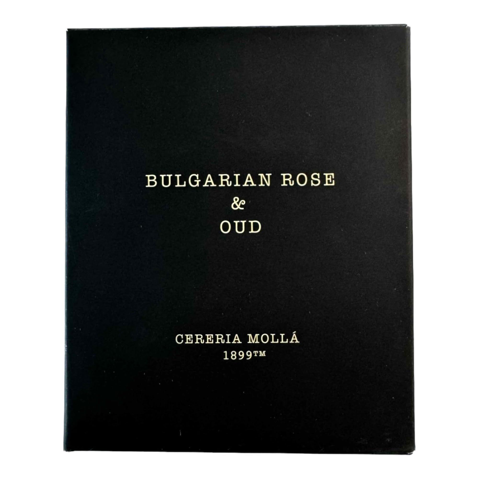 Bougie Molla 1899 décorant un salon avec une touche d'élégance et de parfum.