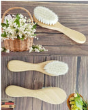 Brosse Molylove utilisée après le bain pour un soin en douceur.