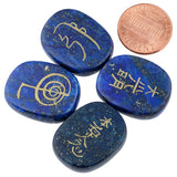 Symboles chakra Usui gravés sur pierres lapis-lazuli pour énergie et concentration