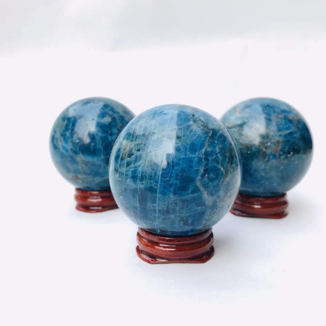 moonlightcrystal ambiance zen avec sphere d'apatite bleue sur table
