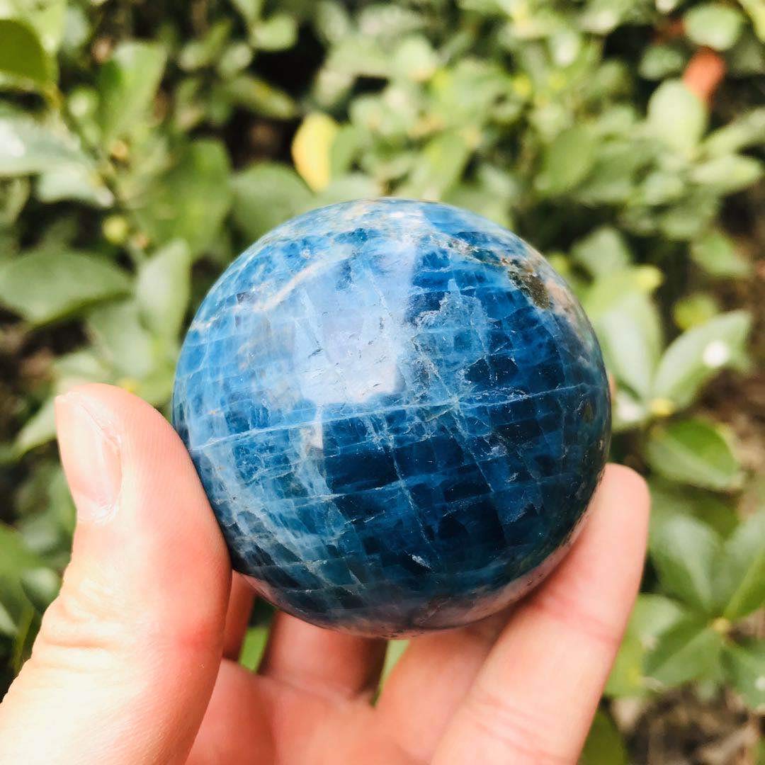 moonlightcrystal bureau decoration sphere apatite bleue pour espace de travail calme