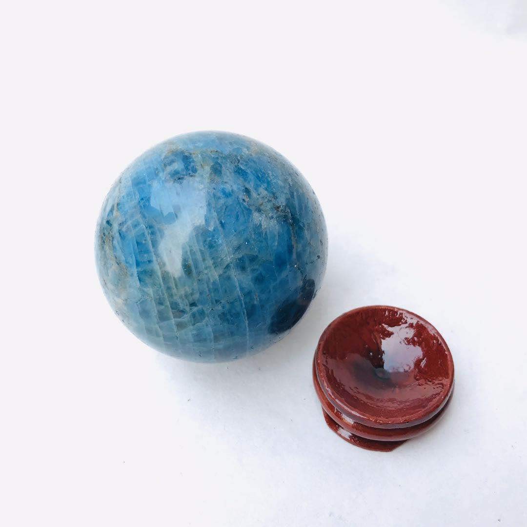 moonlightcrystal reflet lumineux sphere apatite bleue sur mur
