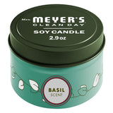 Bougie Basil de Mrs. Meyer's, boîte métal, crée une ambiance fraîche et naturelle.