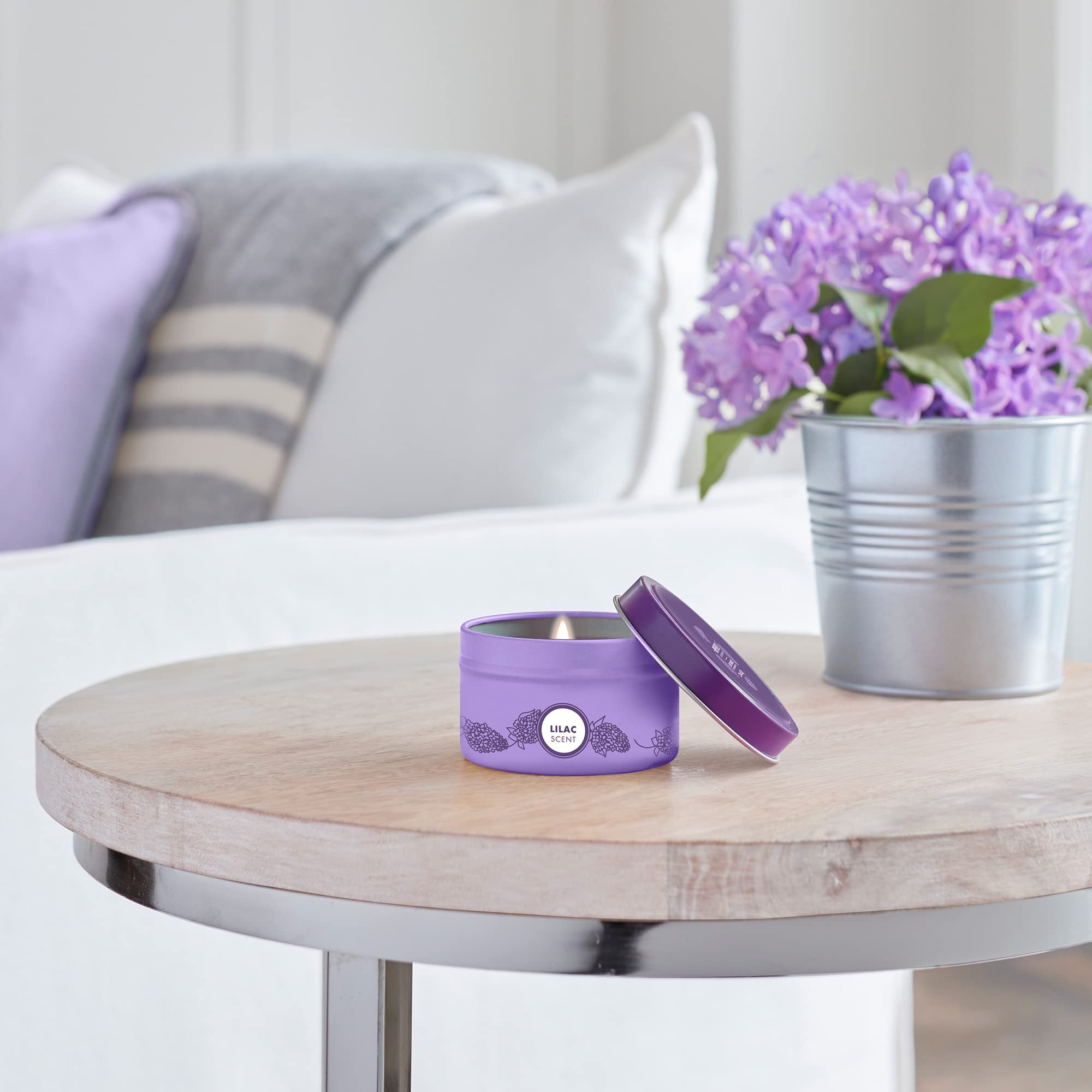 Bougie Lilas Mrs. MEYER'S, parfum apaisant pour une ambiance cosy.