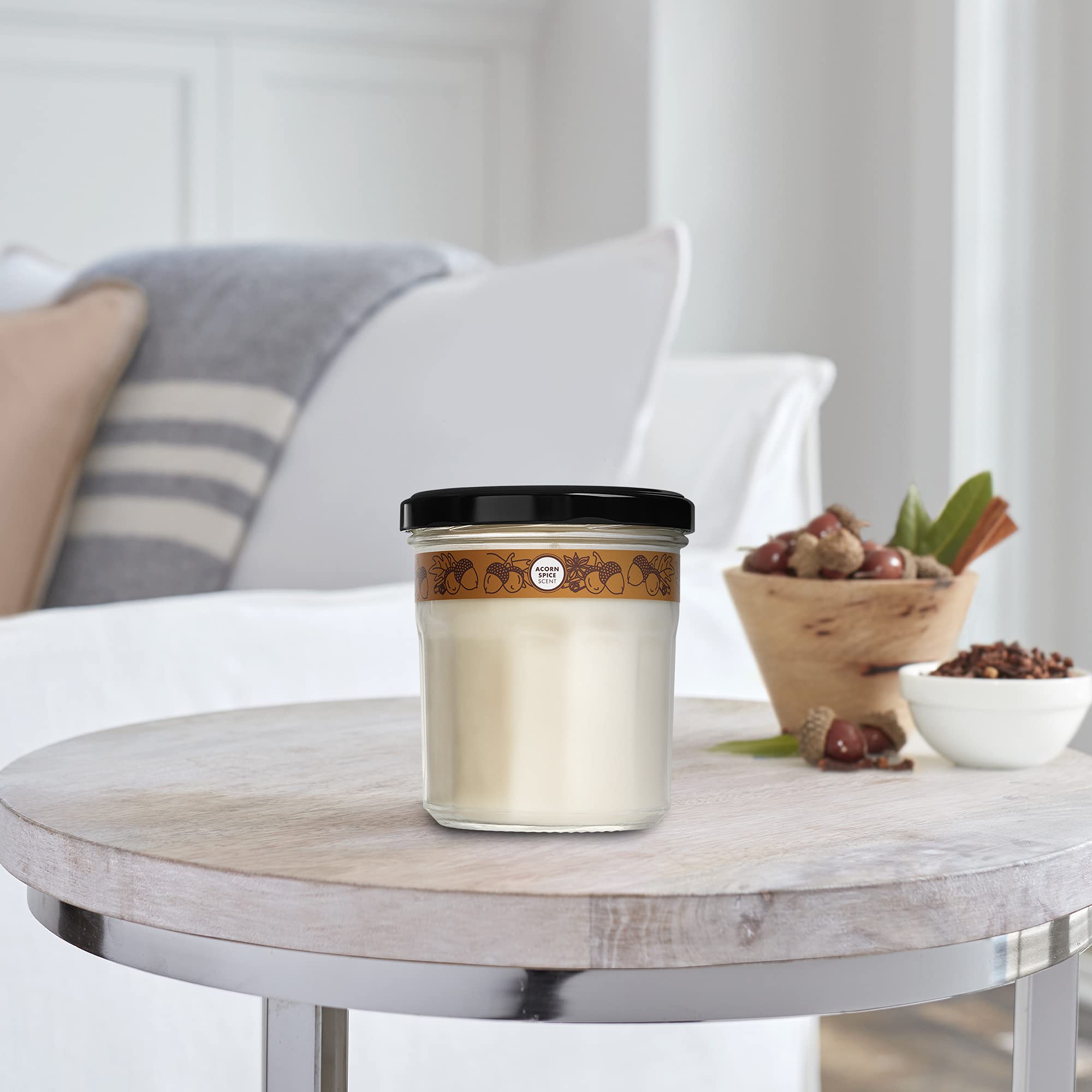MRS. MEYER'S Bougie Acorn Spice – bocal en verre recyclable, idée cadeau simple et chic.