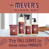 MRS MEYER'S Clean Day—bougie parfumée feuilles-automne, éclairage cosy en soirée.