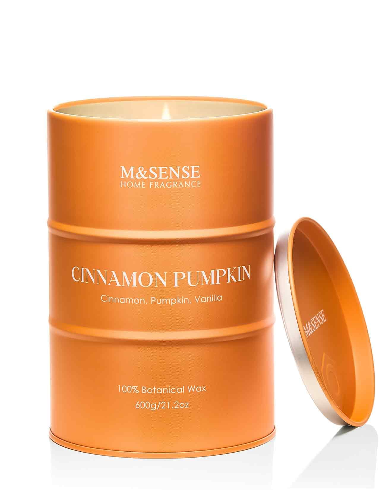 Bougie M&SENSE Cannelle-Citrouille en pot, ambiance festive et parfum réconfortant.