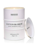 Bougie M&SENSE coton fleur dans une boîte cadeau, ambiance chaleureuse.