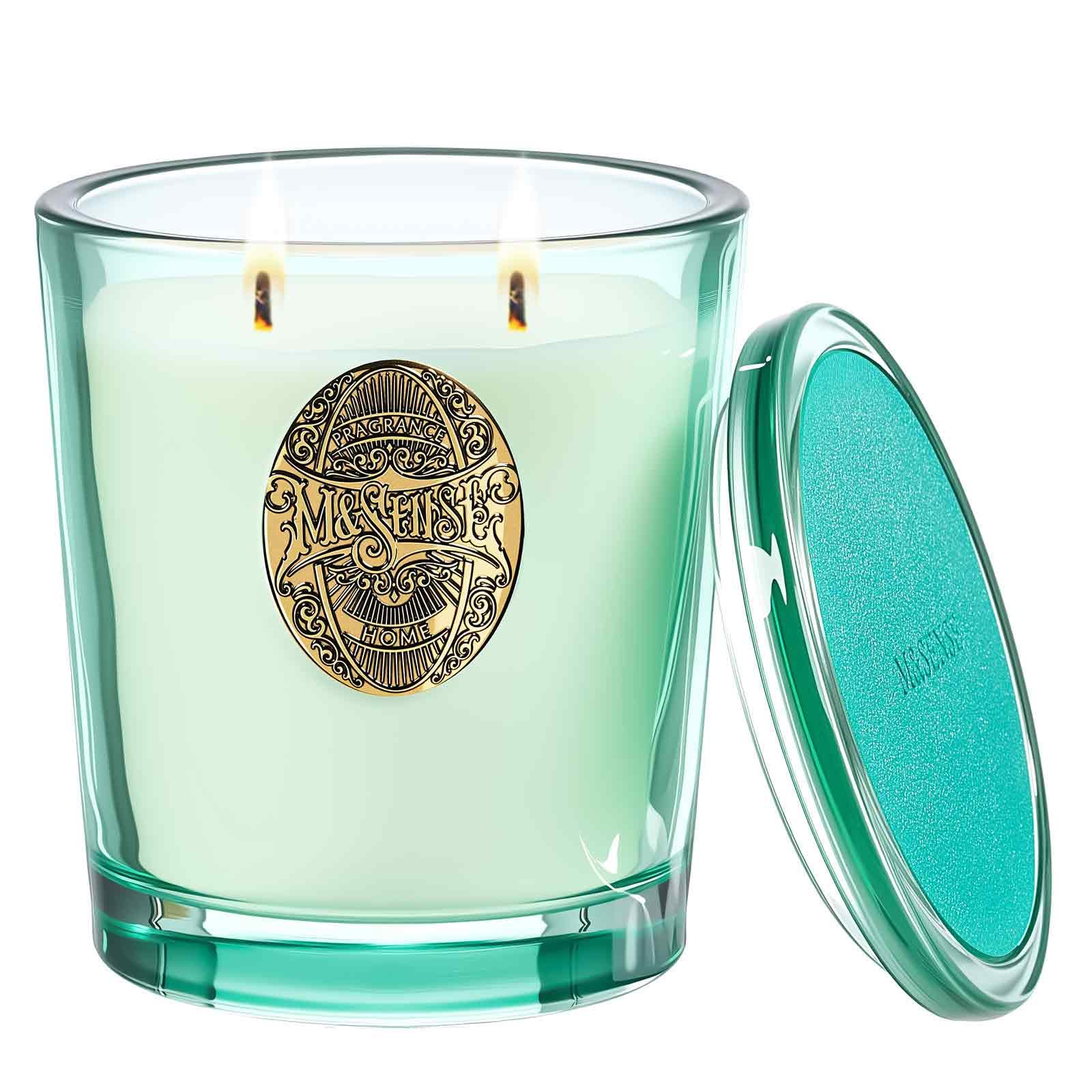 Bougie M&SENSE eucalyptus menthe à doubles mèches, diffusion homogène dans la pièce.