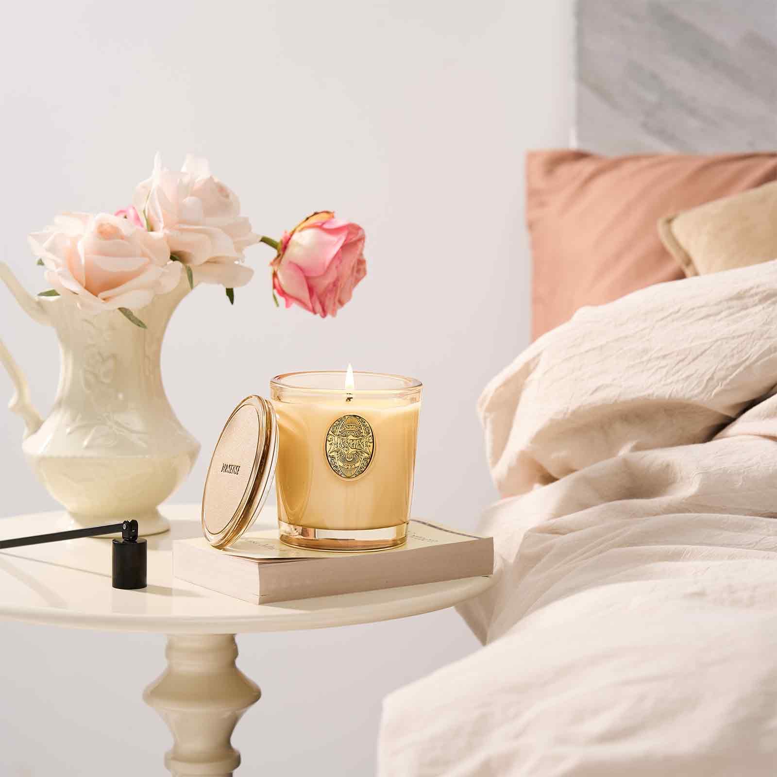 Texture cire naturelle M&SENSE — Bougie Banane Feuille et Or, parfum durable.