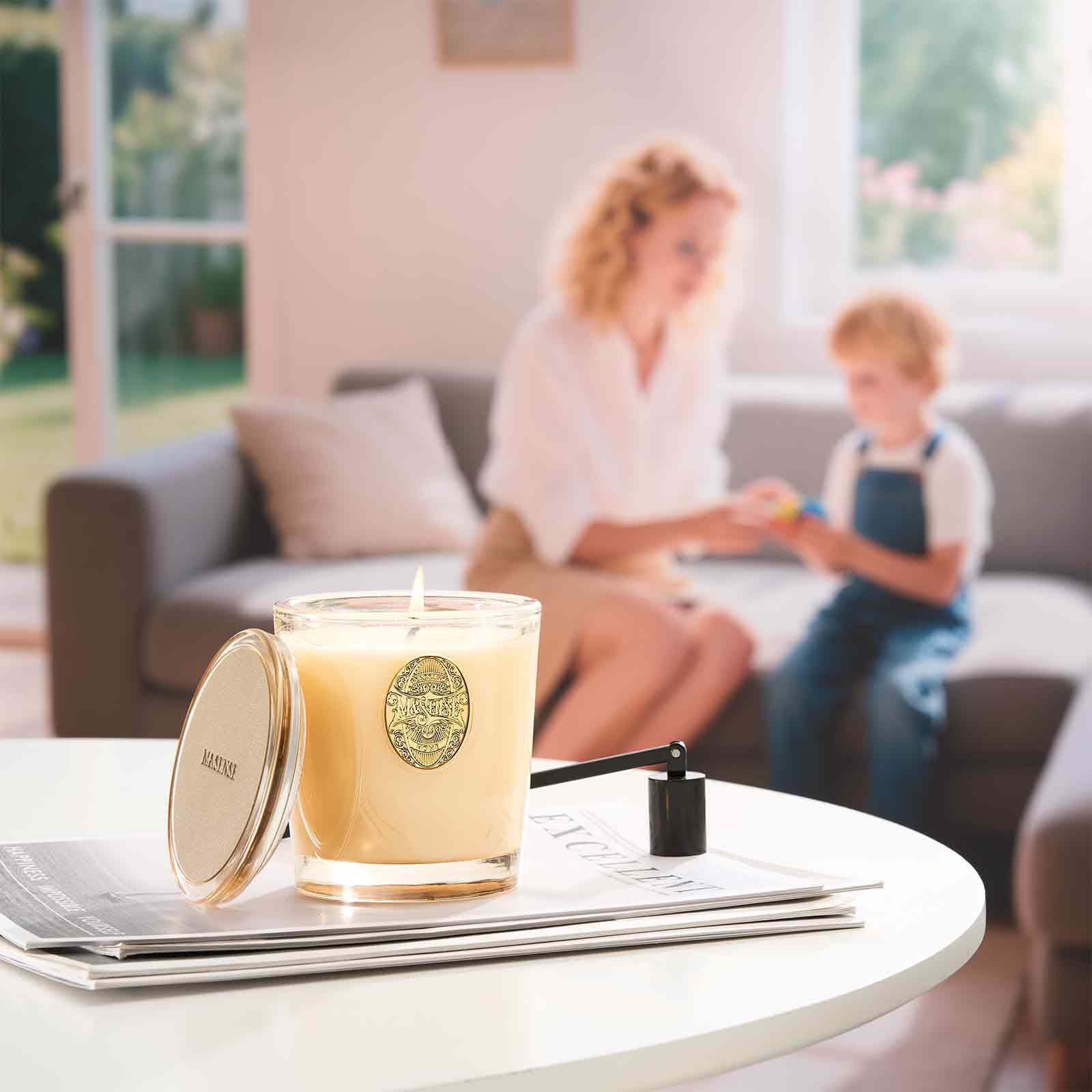 Usage salon M&SENSE — Bougie Banane Feuille et Or pour ambiance chaleureuse.