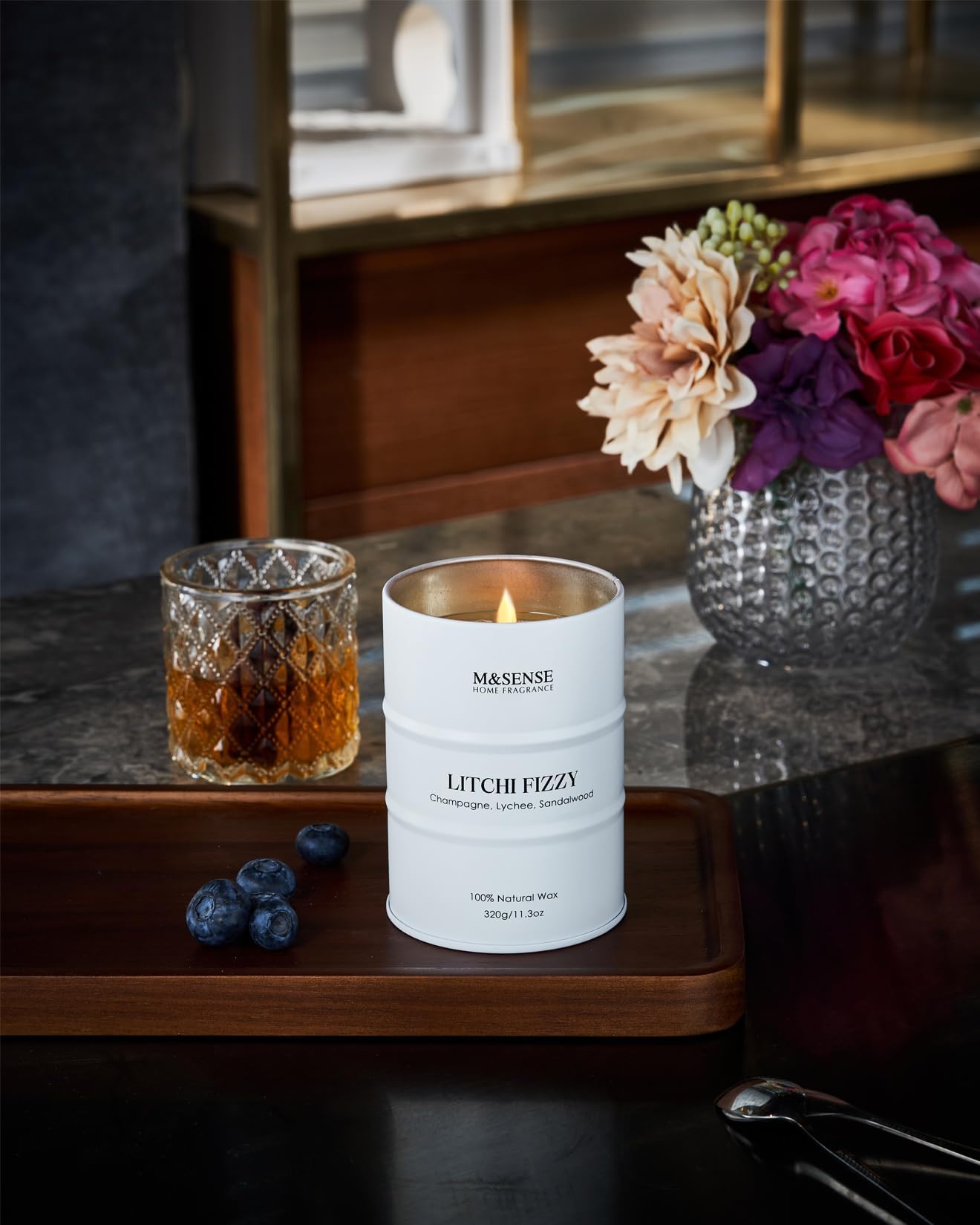 Bougie Litchi Fizzy M&SENSE en déco salon pour ambiance cosy